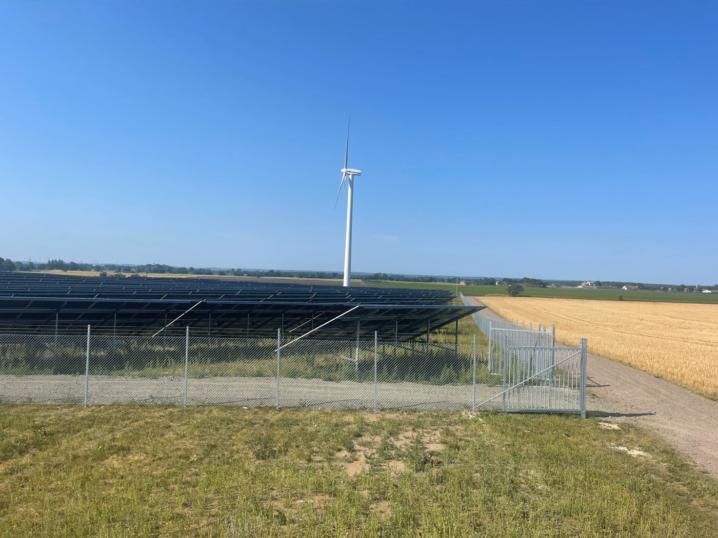 Stängsel i Kalmar för att skydda solceller monterat av Stängsel & Montage